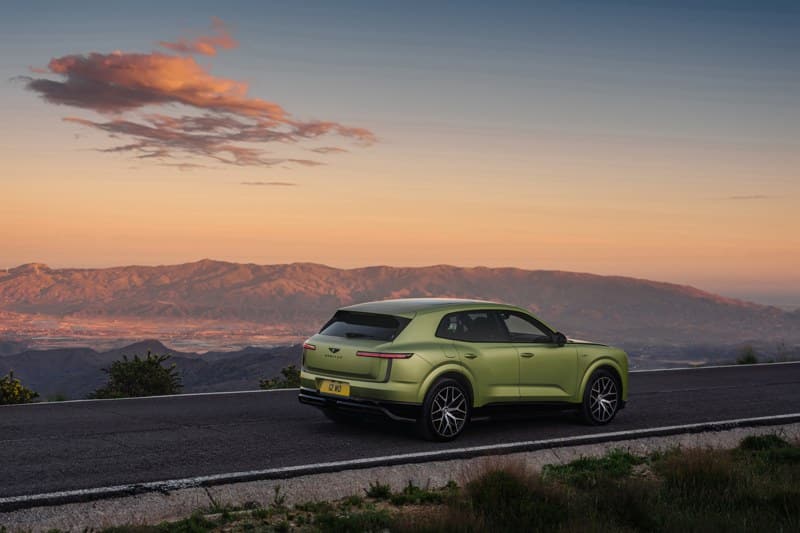 Bentley Torcal verde vista di tre quarti posteriore su una strada panoramica