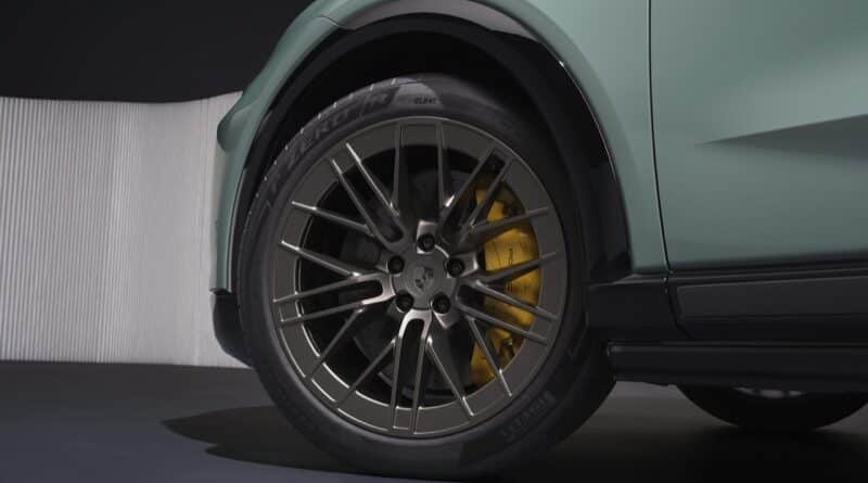 Pirelli P Zero R con marcatura Elect sul cerchio della Porsche Cayenne Electric