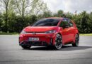Volkswagen ID.3 GTI rossa con cerchi da 20 pollici, vista anteriore di tre quarti