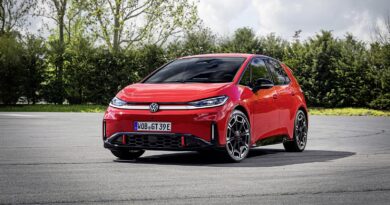 Volkswagen ID.3 GTI rossa con cerchi da 20 pollici, vista anteriore di tre quarti