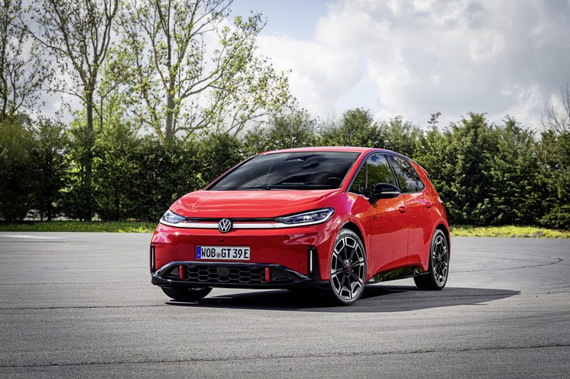 Volkswagen ID.3 GTI rossa con cerchi da 20 pollici, vista anteriore di tre quarti