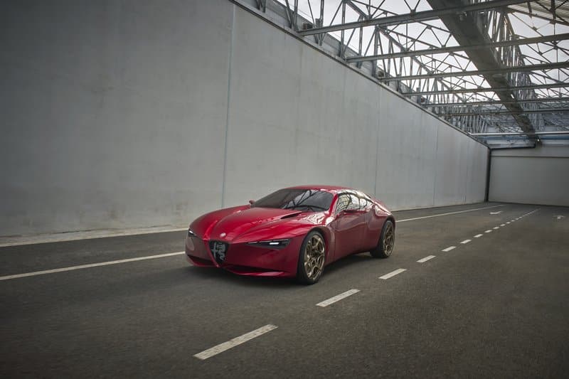 Alfa Romeo Cuorerosso rossa vista di tre quarti anteriore