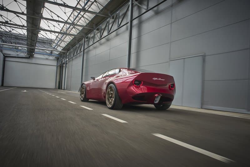 Alfa Romeo Cuorerosso vista di tre quarti posteriore con cerchi forgiati