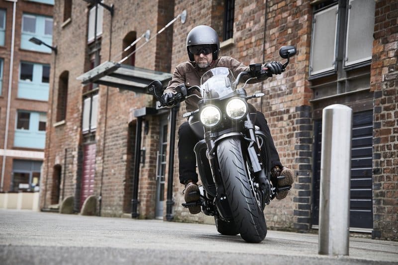 Motociclista su una moto cruiser equipaggiata con pneumatici Avon