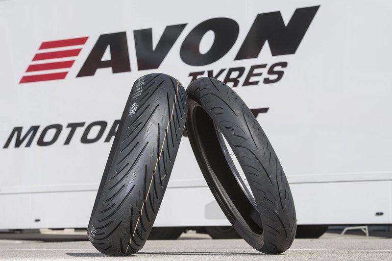 Pneumatici Avon Spirit ST davanti al logo Avon Tyres