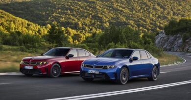 Nuova BMW Serie 3 rossa e BMW i3 blu su strada