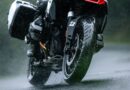 Bridgestone BATTLAX ADVENTURE A42 montato su una moto adventure sotto la pioggia