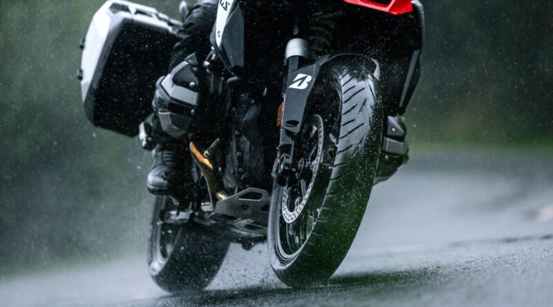 Bridgestone BATTLAX ADVENTURE A42 montato su una moto adventure sotto la pioggia