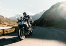 Continental ContiTrailAttack 4 su una moto adventure lungo una strada di montagna