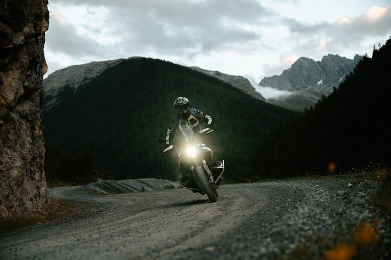 Moto adventure equipaggiata con Continental ContiTrailAttack 4 su una strada sterrata