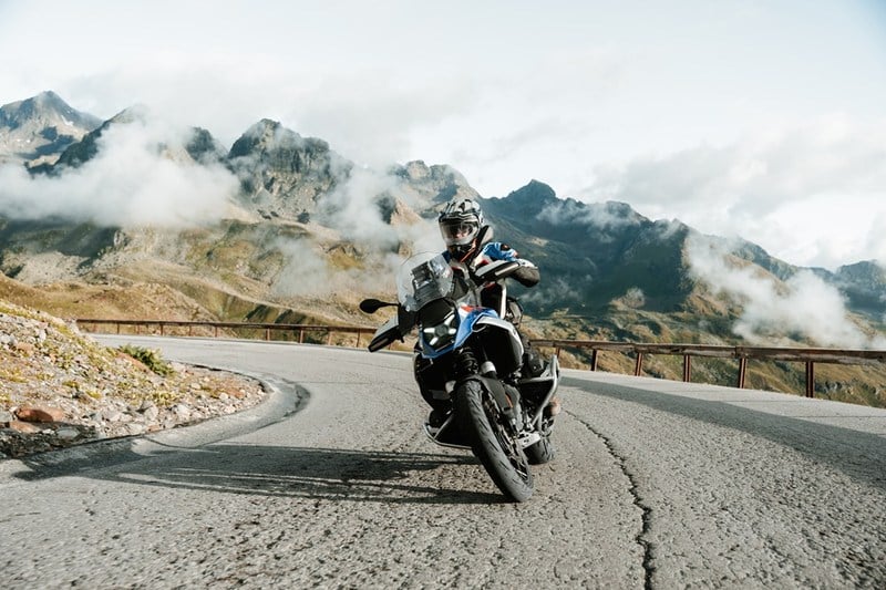 Moto adventure con pneumatici Continental ContiTrailAttack 4 in curva su asfalto