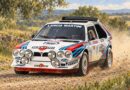 Illustrazione della Lancia Delta S4 in livrea Martini con fari supplementari da rally
