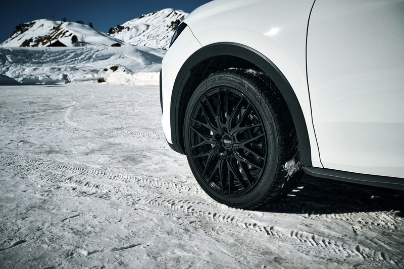 Dettaglio del cerchio DEZENT KY Black montato su Volkswagen T-Roc