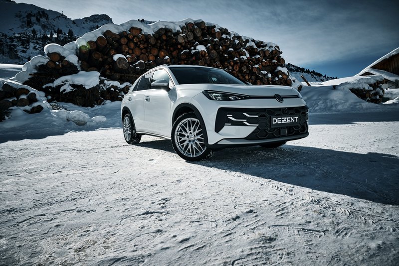 Volkswagen T-Roc con cerchi DEZENT KY Silver in ambiente invernale