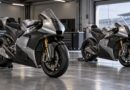 MotoGP 2027, due moto da corsa generiche in garage – illustrazione IA