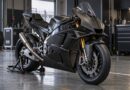 MotoGP 2026, moto da corsa generica in garage – illustrazione IA