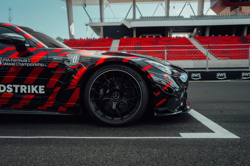 Ruota anteriore della Mercedes-AMG GT 63 PRO Safety Car con Pirelli P Zero R