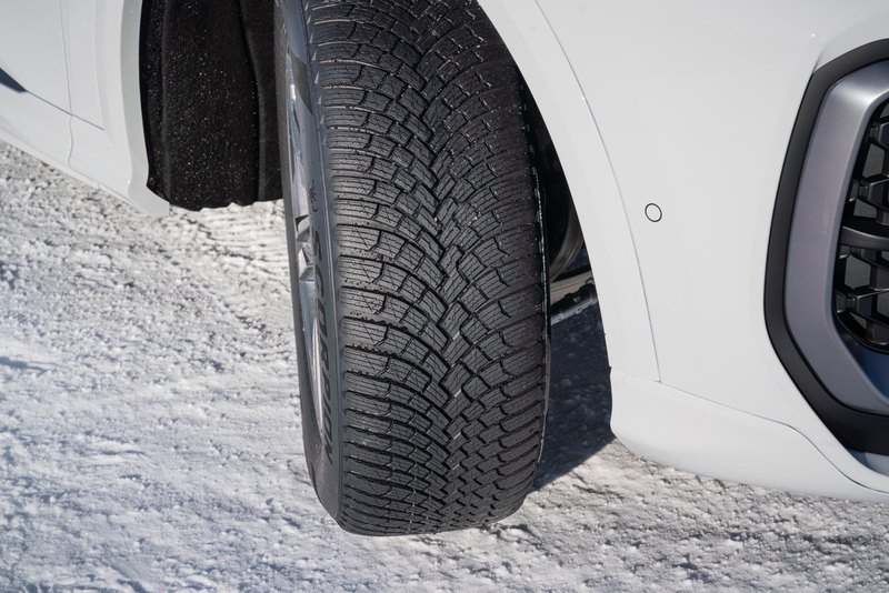 Battistrada direzionale e lamelle del Pirelli Scorpion Winter 3