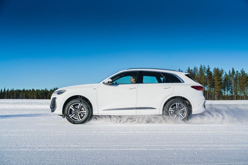 SUV bianco con Pirelli Scorpion Winter 3 in movimento su pista innevata