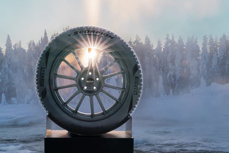 Pirelli Scorpion Winter 3 davanti a una foresta innevata