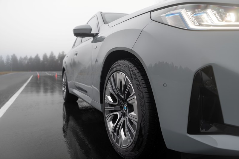 Pneumatico Vredestein Quatrac Pro 2 in primo piano su una BMW su pista bagnata