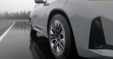 Vredestein Quatrac Pro 2 montato su una BMW su asfalto bagnato durante una sessione di prova