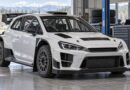 WRC 2027, vettura da rally generica in officina – illustrazione IA